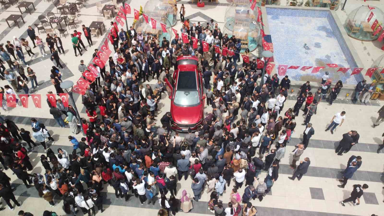 ŞIRNAK’A GETİRİLEN YERLİ VE MİLLİ OTOMOBİL TOGG, BÖLGE HALKINDAN YOĞUN