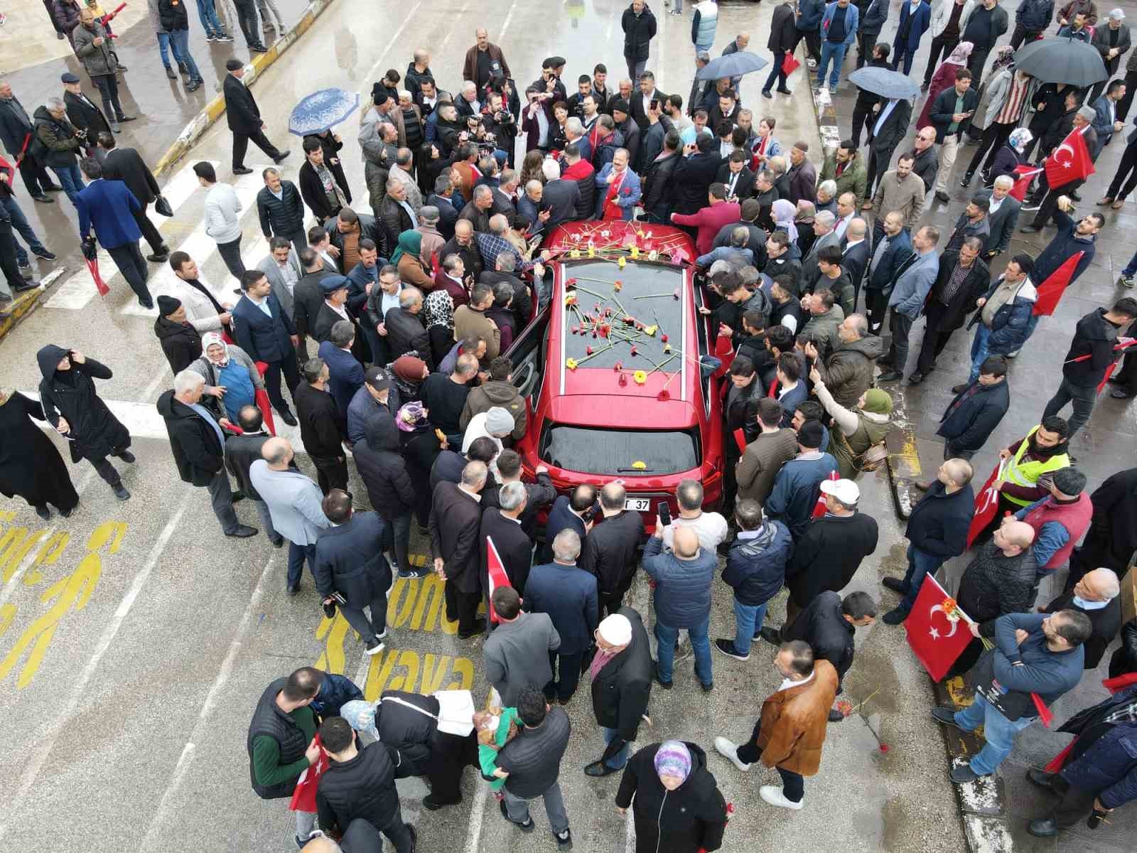 TÜRKİYE’NİN YERLİ VE MİLLİ OTOMOBİLİ TOGG, KASTAMONU’DA CUMHURİYET MEYDANI’NDA GÖRÜCÜYE