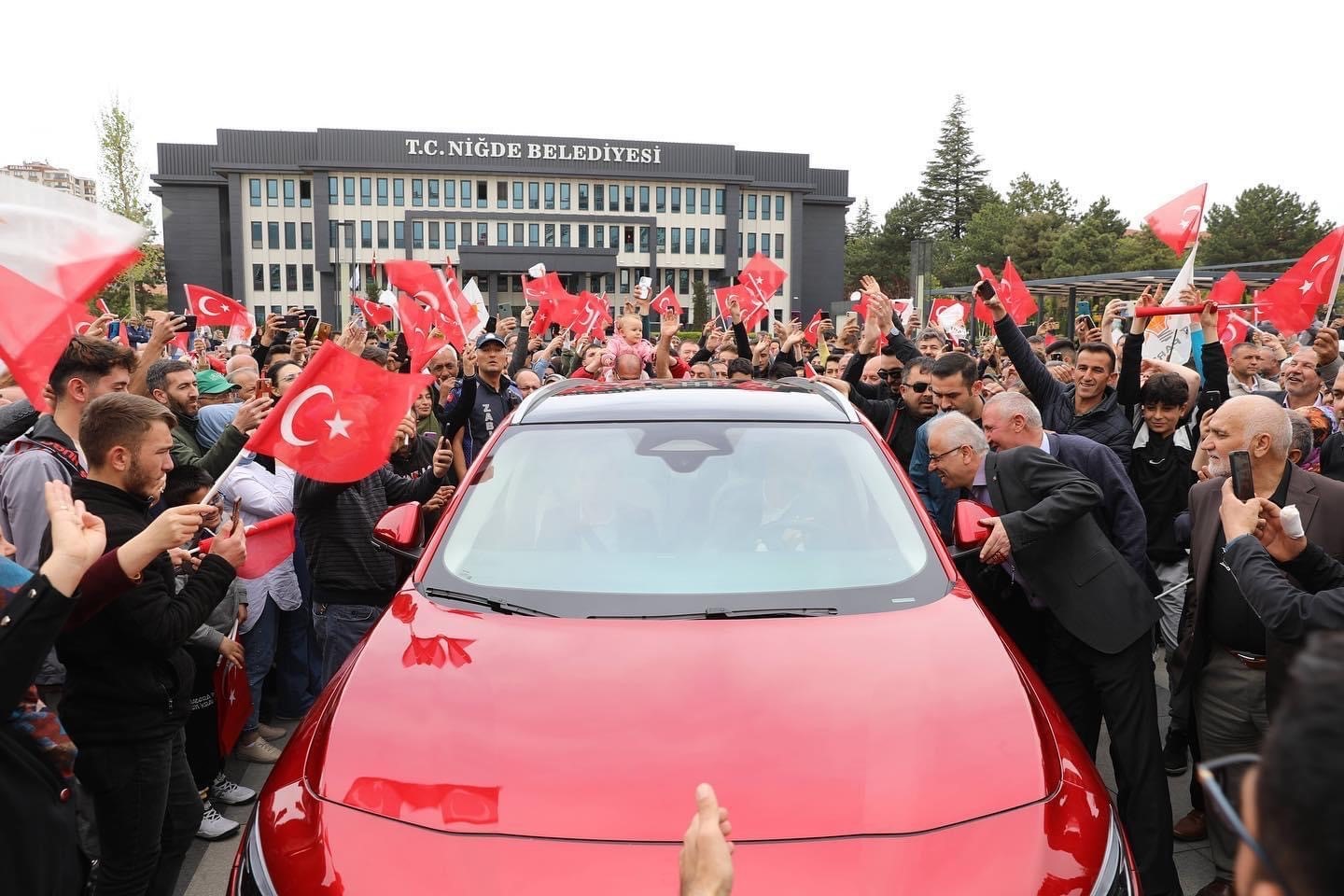TÜRKİYE'NİN YERLİ OTOMOBİLİ TOGG, NİĞDE'DE VATANDAŞLARIN BEĞENİSİNE SUNULDU.