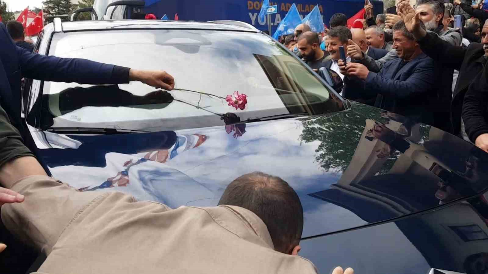 TOGG’U KARŞISINDA GÖREN VATANDAŞ KAPUTUNU ÖPTÜ