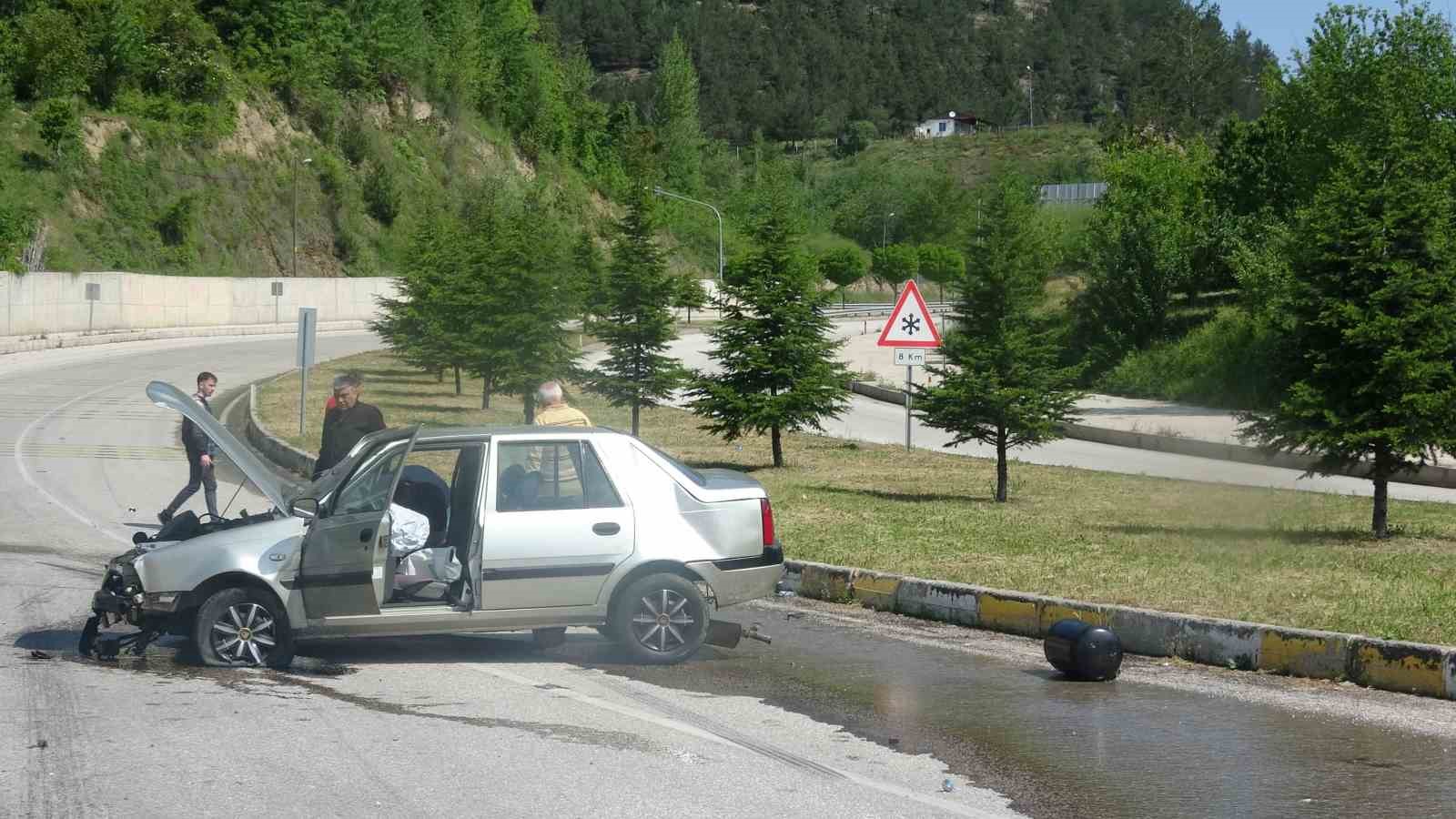 TOKAT'TA KONTROLDEN ÇIKARAK BARİYERLERE ÇARPAN OTOMOBİLİN LPG TANKI YOLA FIRLADI.