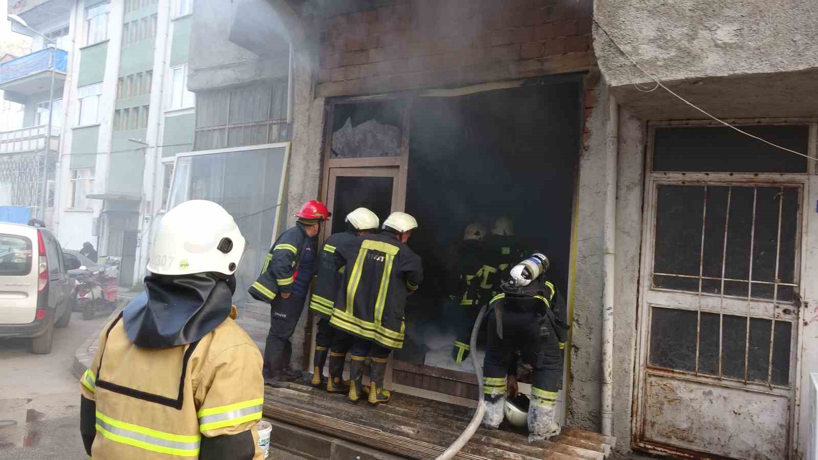 TOKAT'TA DEPODA ÇIKAN YANGIN EKİPLERİ HAREKETE GEÇİRDİ.