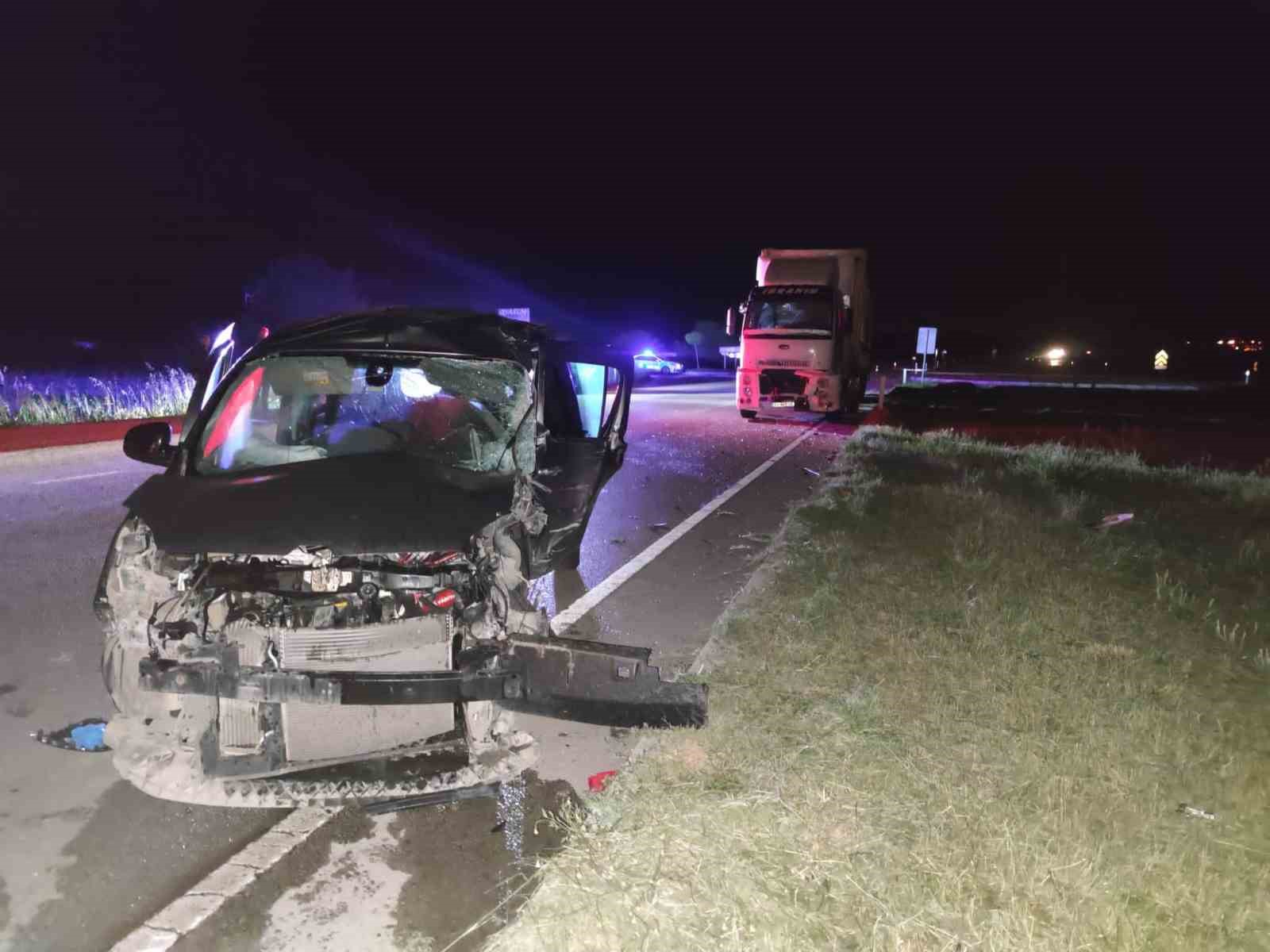 TOKAT'TA KAMYONLA OTOBÜS ÇARPIŞTI 1 KİŞİ ÖLDÜ