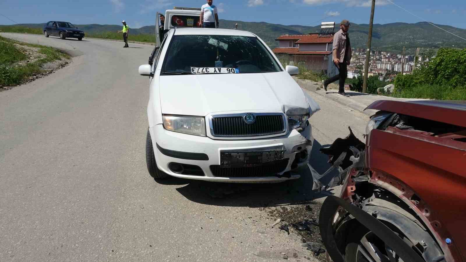 KESKİN VİRAJ KAZAYA SEBEBİYET VERDİ 2'Sİ ÇOCUK 5 KİŞİ YARALANDI.