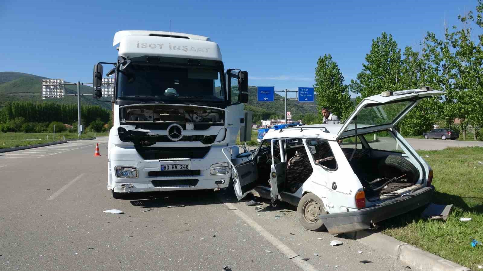 TOKAT'TA TIR İLE OTOMOBİLİN ÇARPIŞTIĞI KAZADA 3 KİŞİ YARALANDI, HASTANEYE