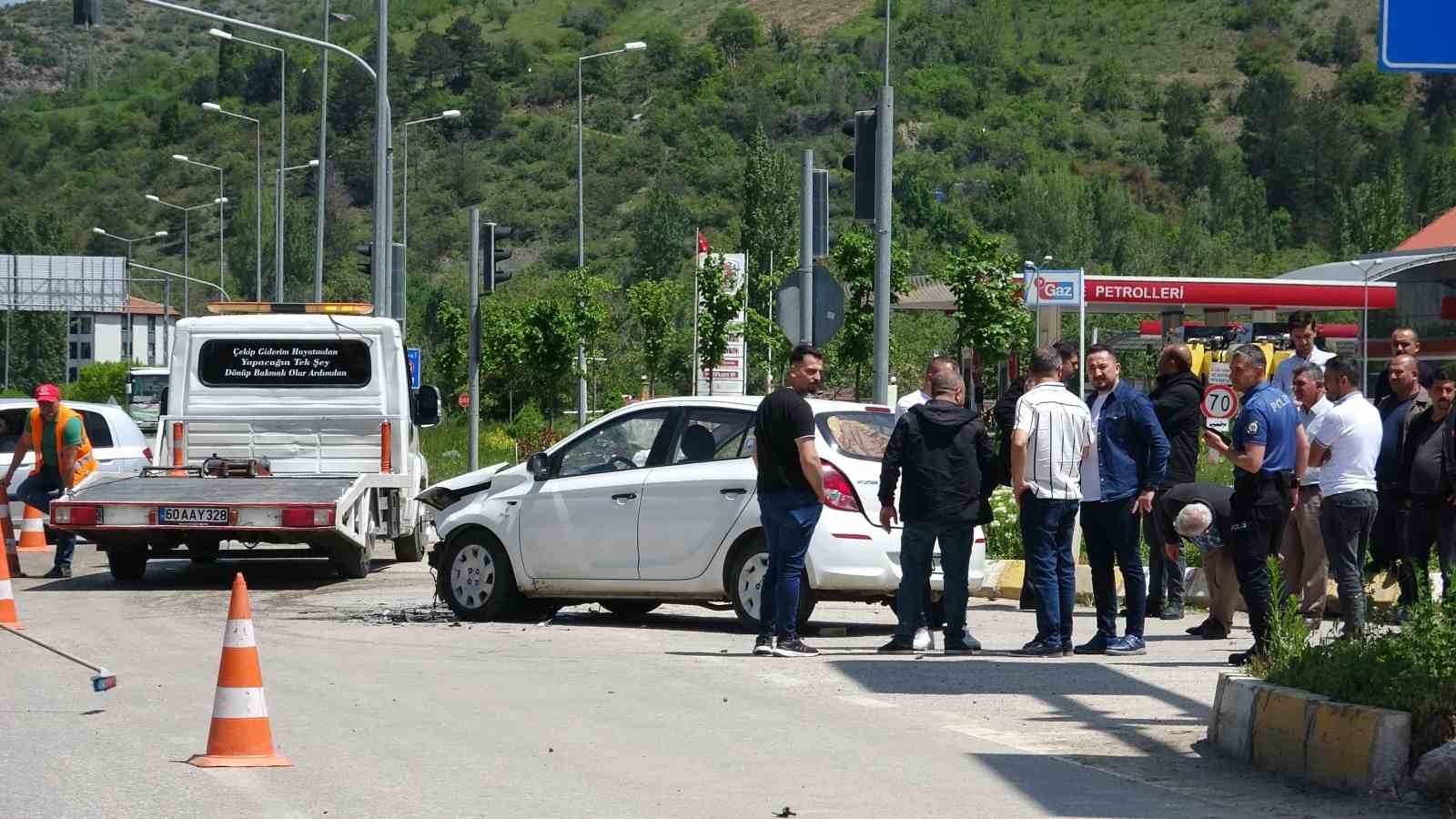 TOKAT'TA İKİ ARACIN KARIŞTIĞI TRAFİK KAZASINDA 7 KİŞİ YARALANDI