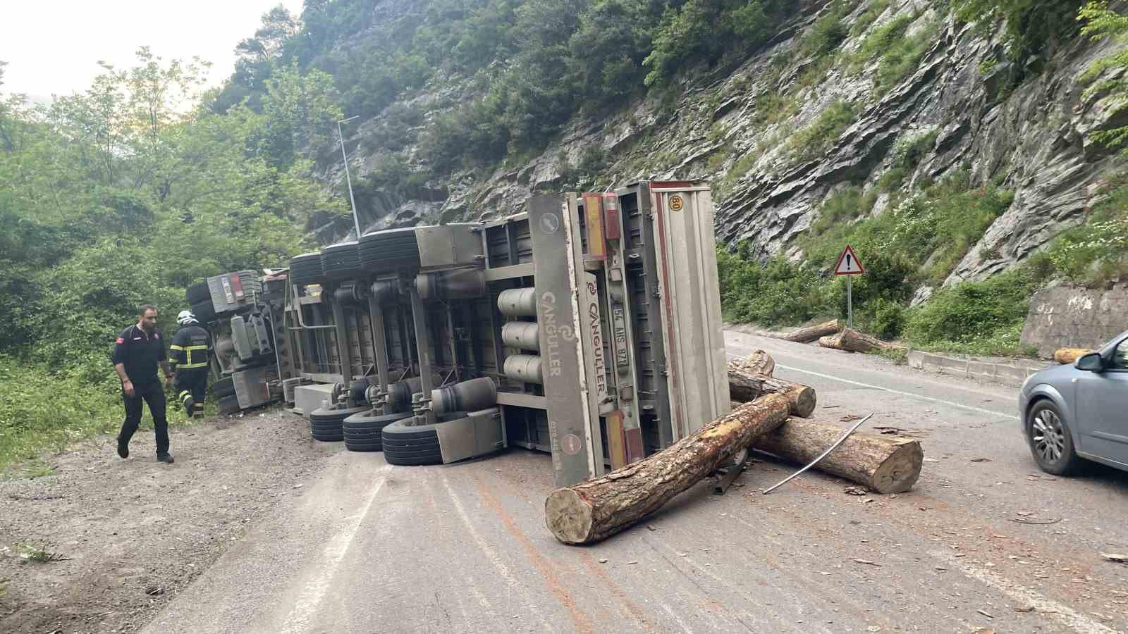 ZONGULDAK-ANKARA KARA YOLUNDA SÜRÜCÜSÜNÜN KONTROLÜNDEN ÇIKAN TOMRUK YÜKLÜ TIR YOL