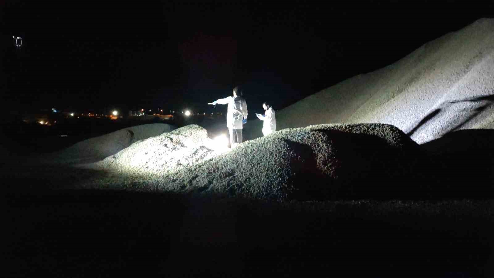 SİVAS’TA ÜZERİNE DÖKÜLEN TONLARCA MICIRIN ALTINDA KALAN KAMYON SÜRÜCÜSÜ OLAY