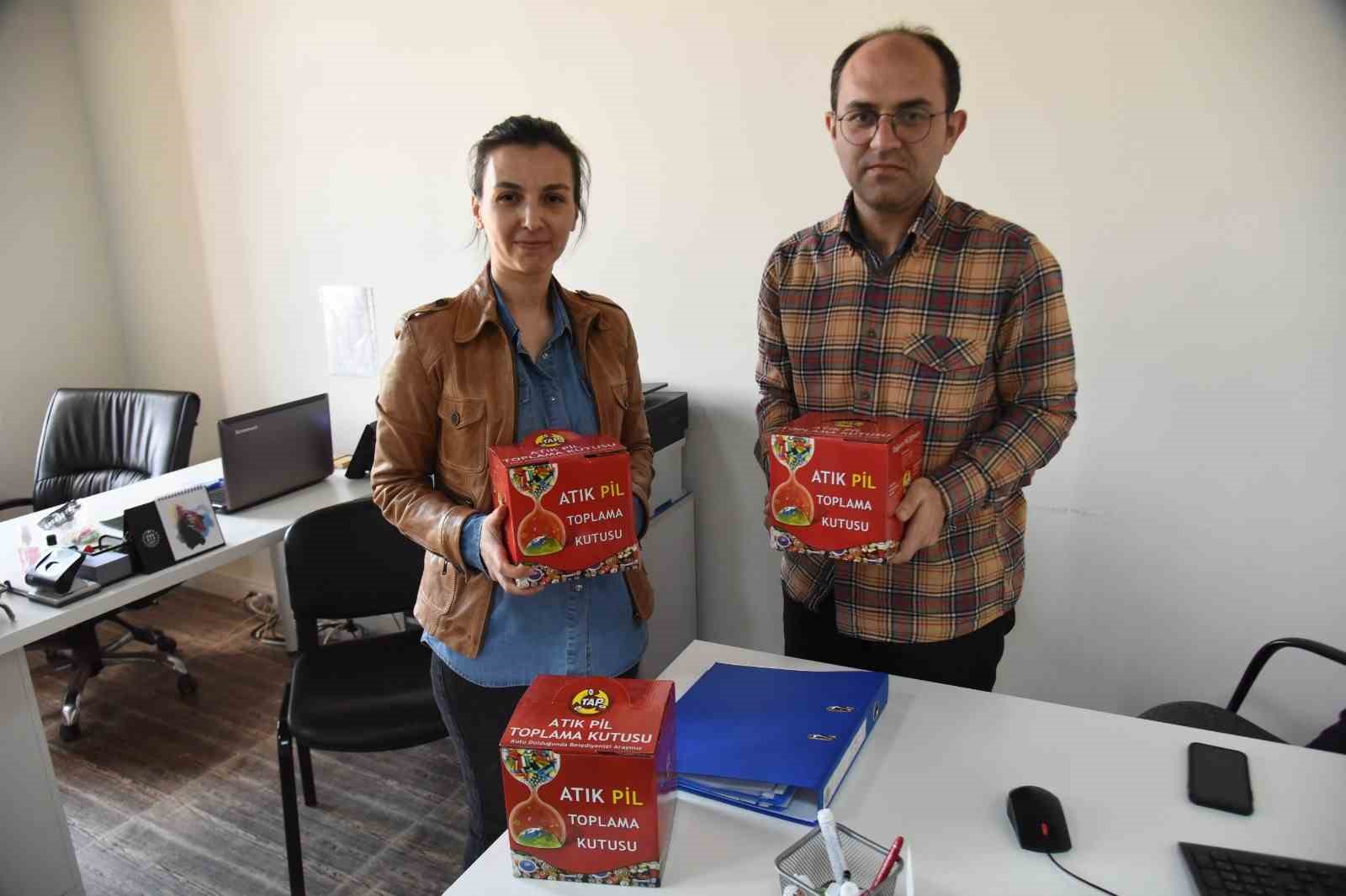 TOPLADIĞI ATIK PİLLERİ BİLECİK BELEDİYESİNE TESLİM ETTİ