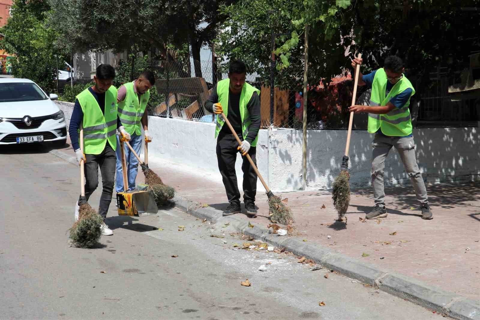 TOROSLAR BELEDİYESİ, 'SOKAKTA TEMİZLİK VAR' PROJESİ ÇERÇEVESİNDE RUTİN TEMİZLİK HİZMETİNİN