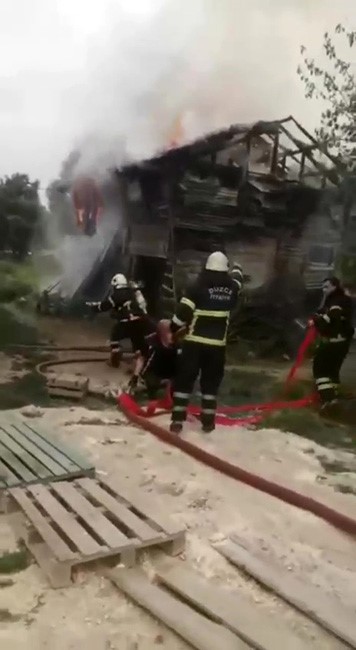 DÜZCE’DE ÇOCUKLARIN EĞLENCESİ SAMANLIK VE AHIRI KÜLE DÖNDÜRDÜ