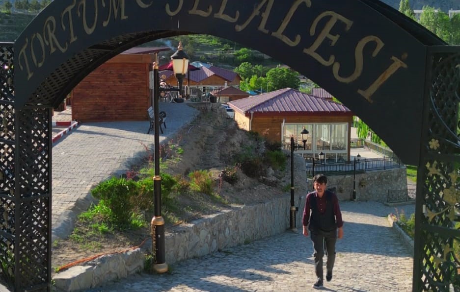 ÖMER FARUK ÖZGELEN, DÜNYANIN EN BÜYÜK ŞELALELERİNDEN OLAN TORTUM ŞELALESİ'NİN