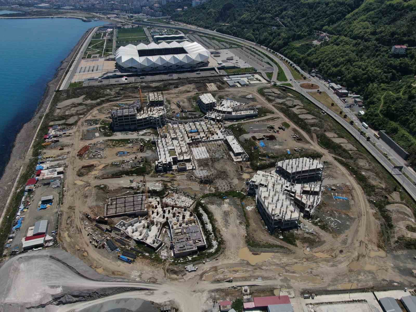 TRABZON’DA ŞENOL GÜNEŞ SPOR KOMPLEKSİ’NİN YANINDAKİ DOLGU ALANINDA YAPIMI SÜREN