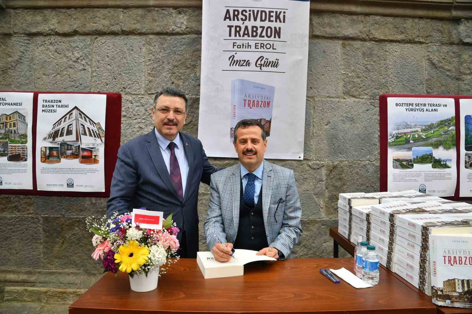 FATİH EROL İLK KİTABINI ORTAHİSAR BELEDİYE BAŞKANI AHMET METİN GENÇ'E
