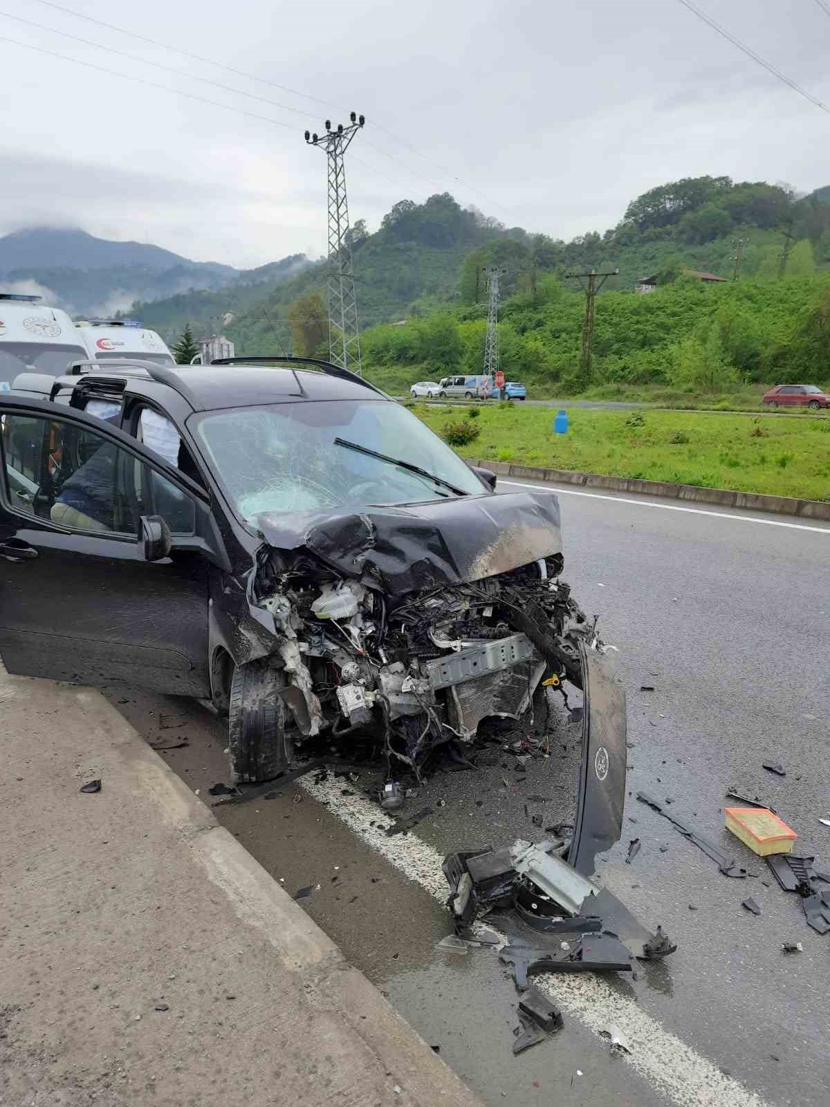 TRABZON'UN ARAKLI İLÇESİNDE GERÇEKLEŞEN TRAFİK KAZASINDA 5 KİŞİ YARALANDI.