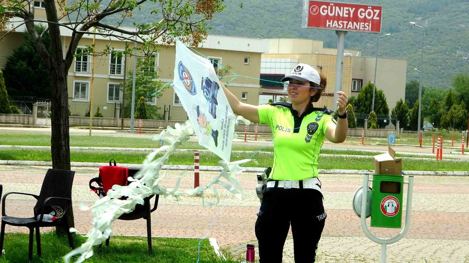 MUĞLA’DA TRAFİK HAFTASI ÇERÇEVESİNDEN POLİS EKİPLERİ DEPREMZEDE ÇOCUKLAR İLE UÇURTMA