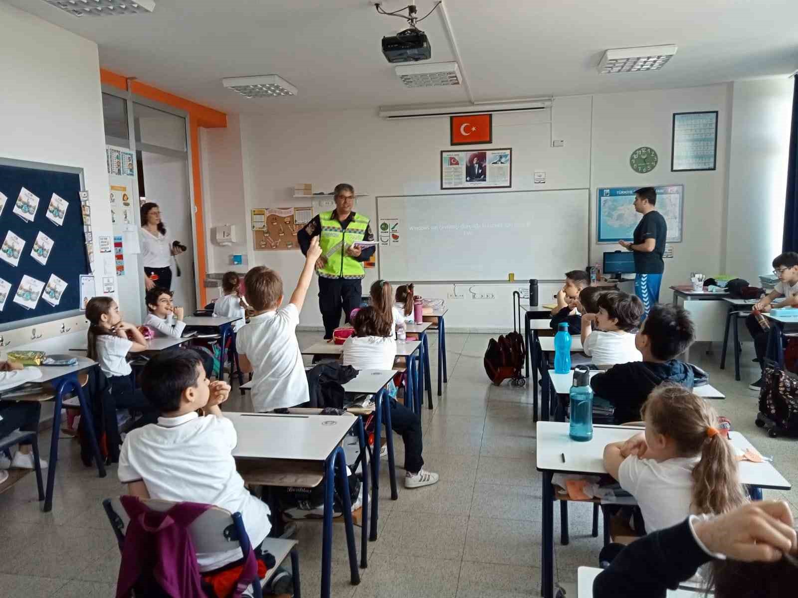 TRAFİK HAFTASI ETKİNLİKLERİNDE TEPEBAŞI İLÇE JANDARMA KOMUTANLIĞI TRAFİK JANDARMASI ÖĞRENCİLER