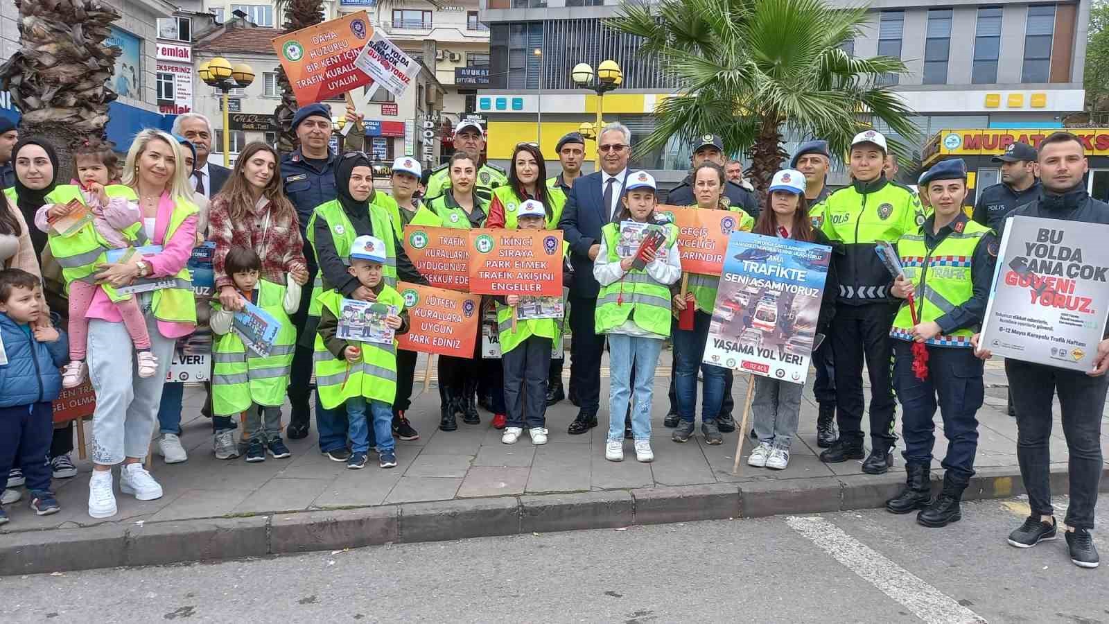 ZONGULDAK’IN EREĞLİ İLÇESİNDE TRAFİK HAFTASI KAPSAMINDA SÜRÜCÜLERE BROŞÜR DAĞITILDI.