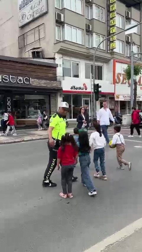 DÜZCE’DE POLİS, TRAFİĞİ DURDURARAK MİNİK ÇOCUKLARI KARŞIDAN KARŞIYA GEÇİRMESİ DİKKAT