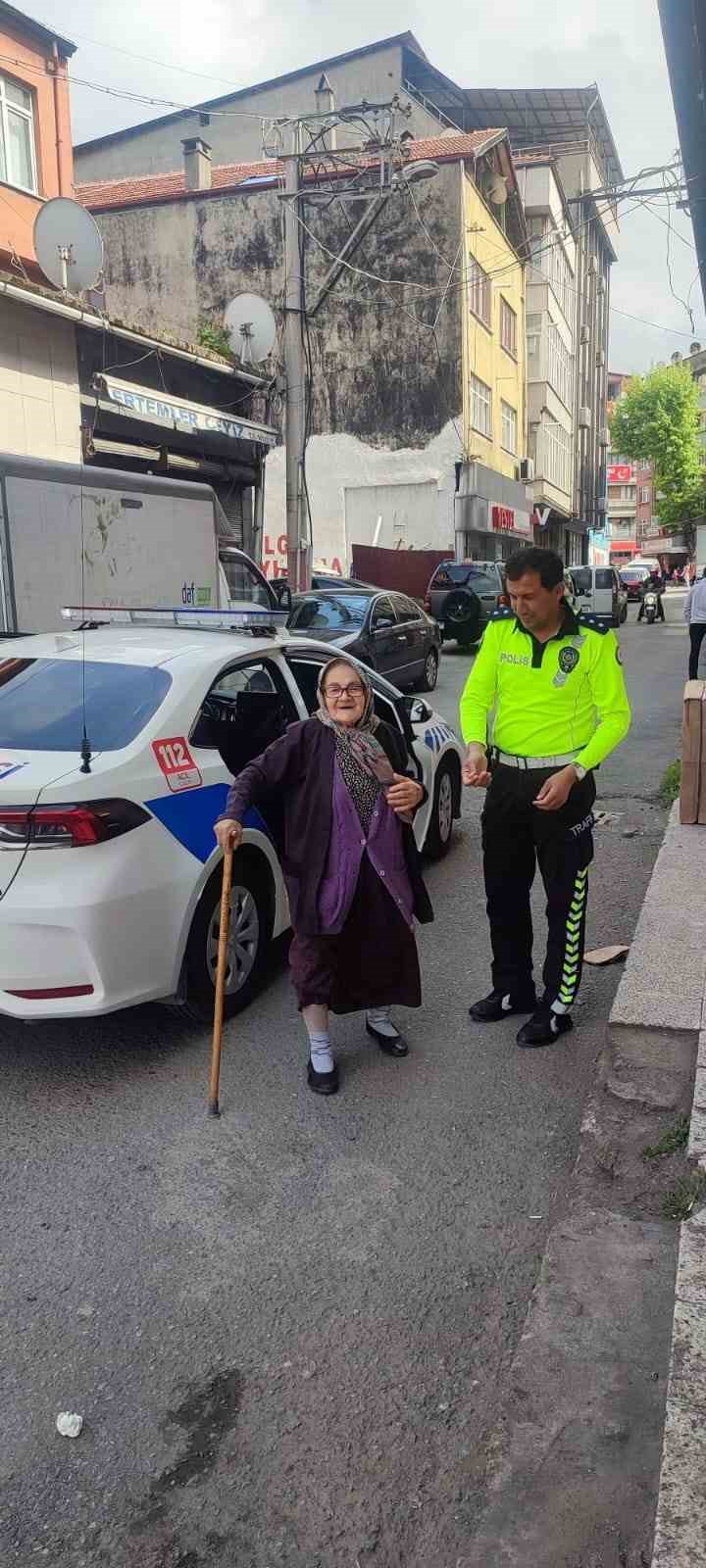 ZONGULDAK'TA TRAFİK POLİSLERİ YÜRÜME ZORLUĞU ÇEKEN YAŞLI KADINI POLİS ARACIYLA