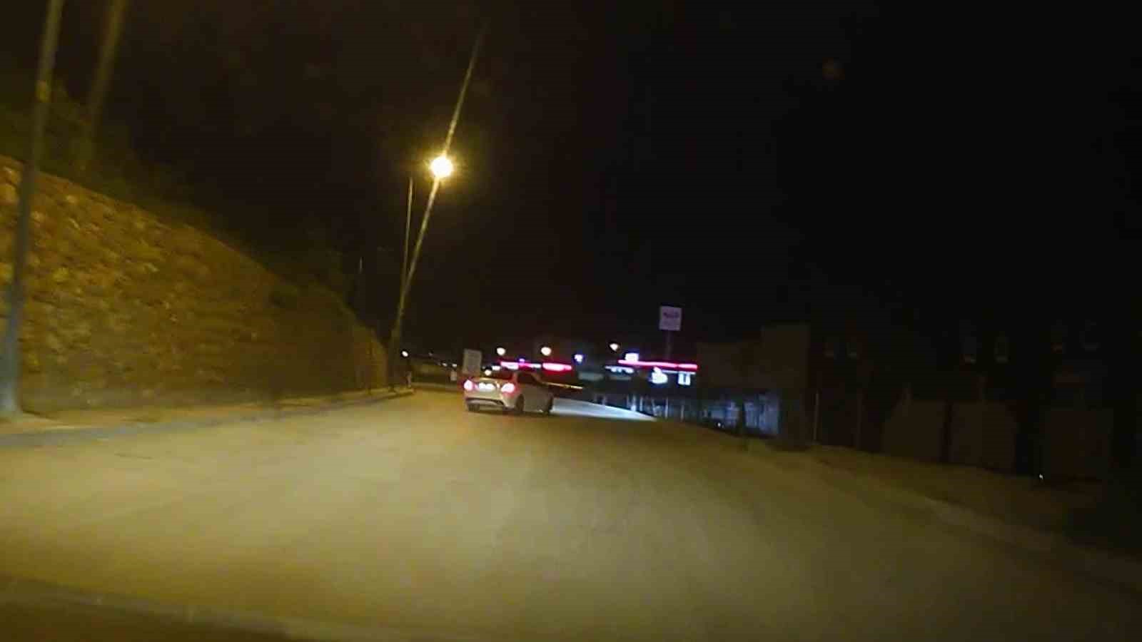 TRAFİKTE DRİFT ATAN ARAÇ ÖNÜNDE Kİ ARACA VURMAKTAN KORKMADI, O