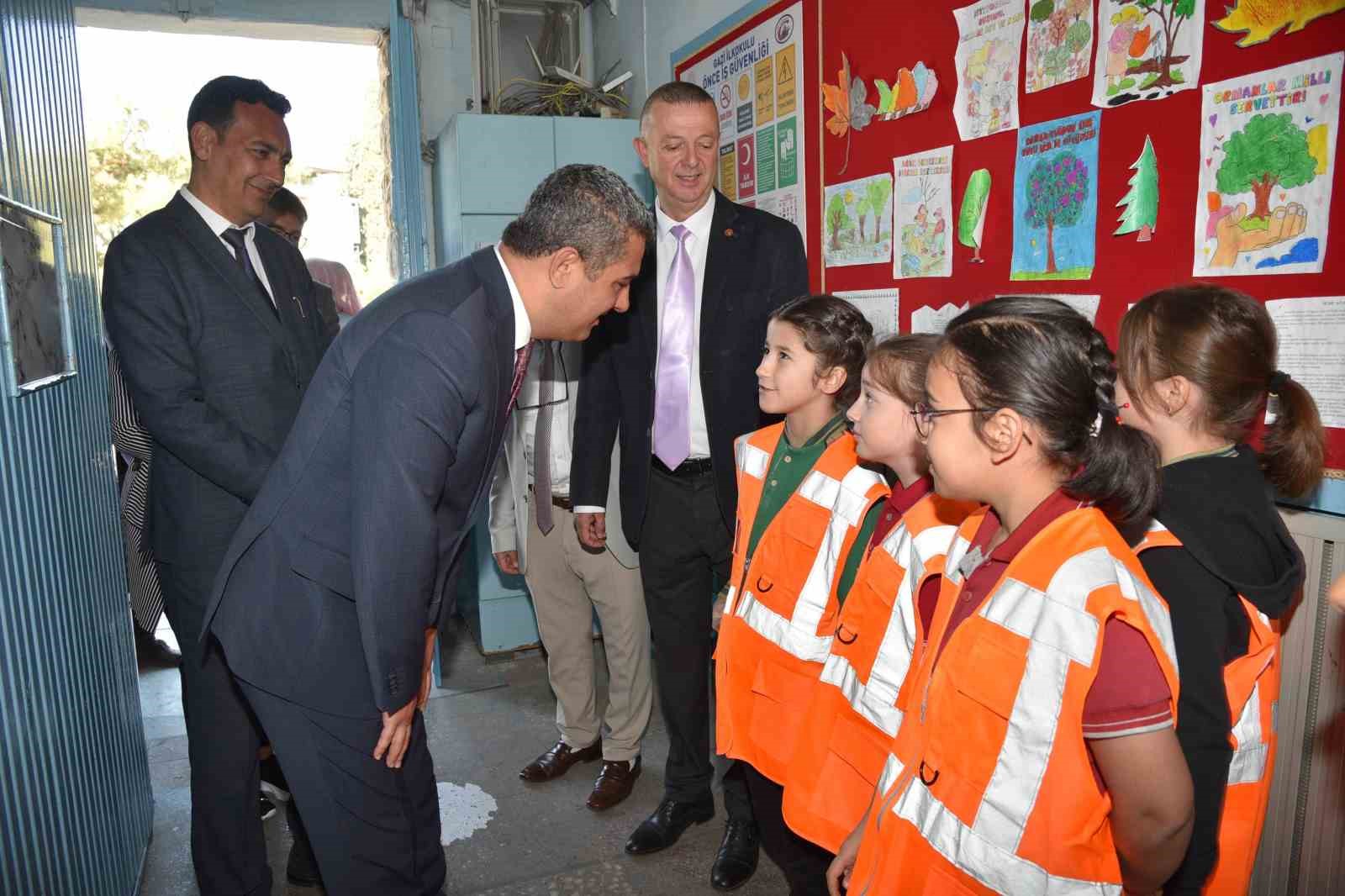 DENİZLİ’DE ÇOCUKLARIN TRAFİKTE BULUNDUKLARI SÜRE ZARFINDA KAZALARA KARIŞMAMASI İÇİN GÖRÜNÜRLÜKLERİNİN