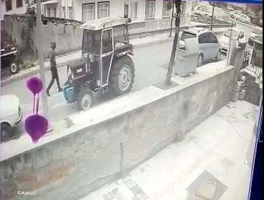 ÇORUM’DA PARK HALİNDEKİ BİR TRAKTÖR ÇALINDI. HIRSIZLIK ANI BİR APARTMANIN