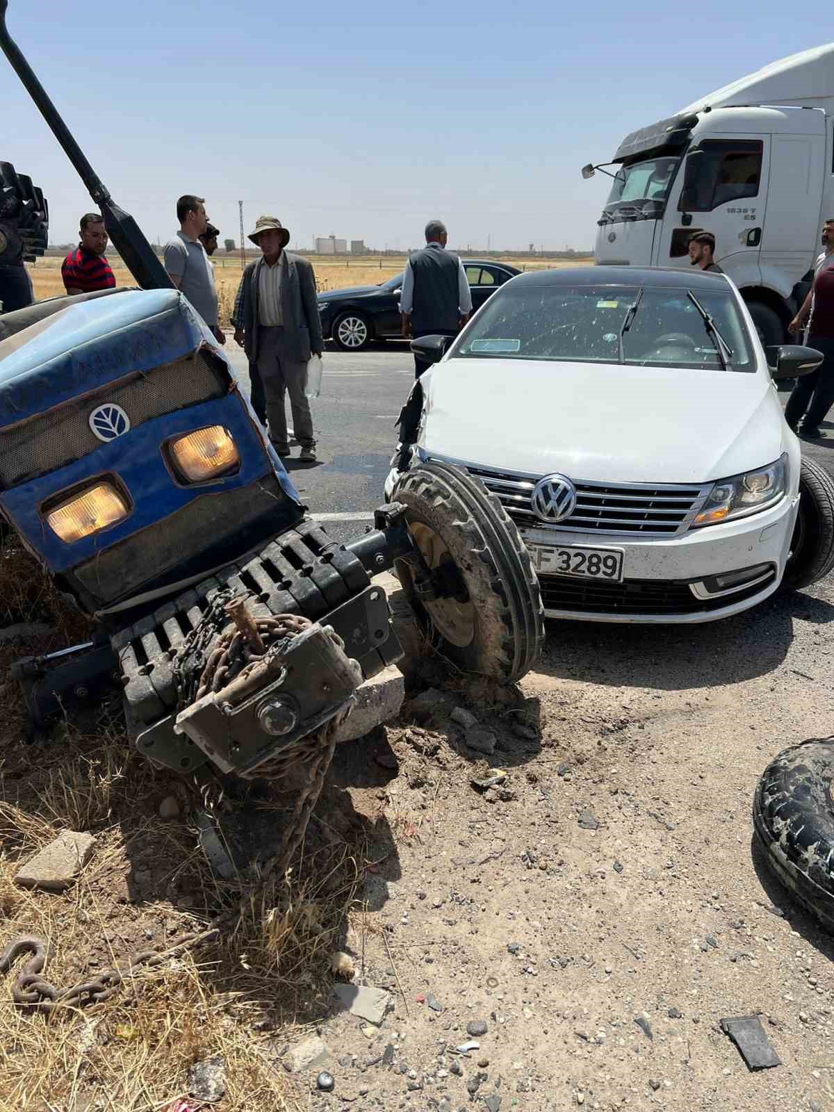 MARDİN'İN NUSAYBİN İLÇESİNDE TRAKTÖR İLE OTOMOBİLİN ÇARPIŞMASI SONUCU MEYDANA GELEN