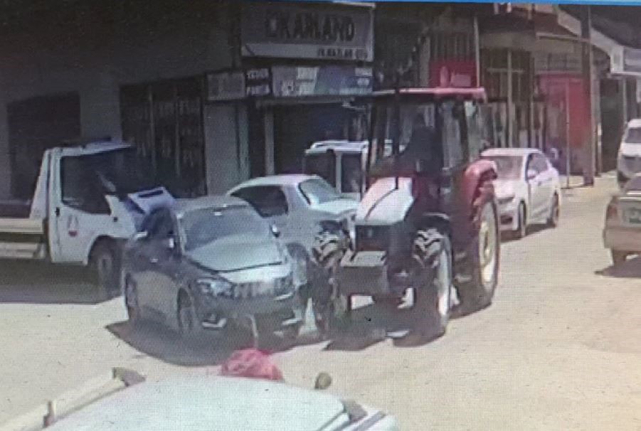 TEKİRDAĞ ÇORLU’DA TRAKTÖRLE OTOMOBİLİN ÇARPIŞMASI SONUCU 1 KİŞİNİN YARALANDIĞI KAZA