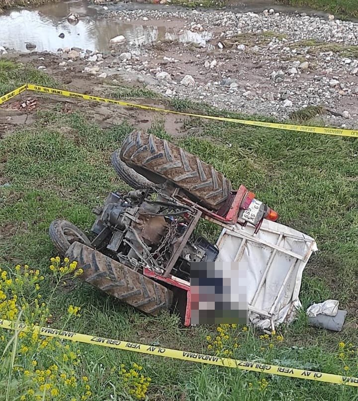 ÇORUM'UN SUNGURLU İLÇESİNDE DEVRİLEN TRAKTÖRÜN ALTINDA KALAN SÜRÜCÜ HAYATINI KAYBETTİ.