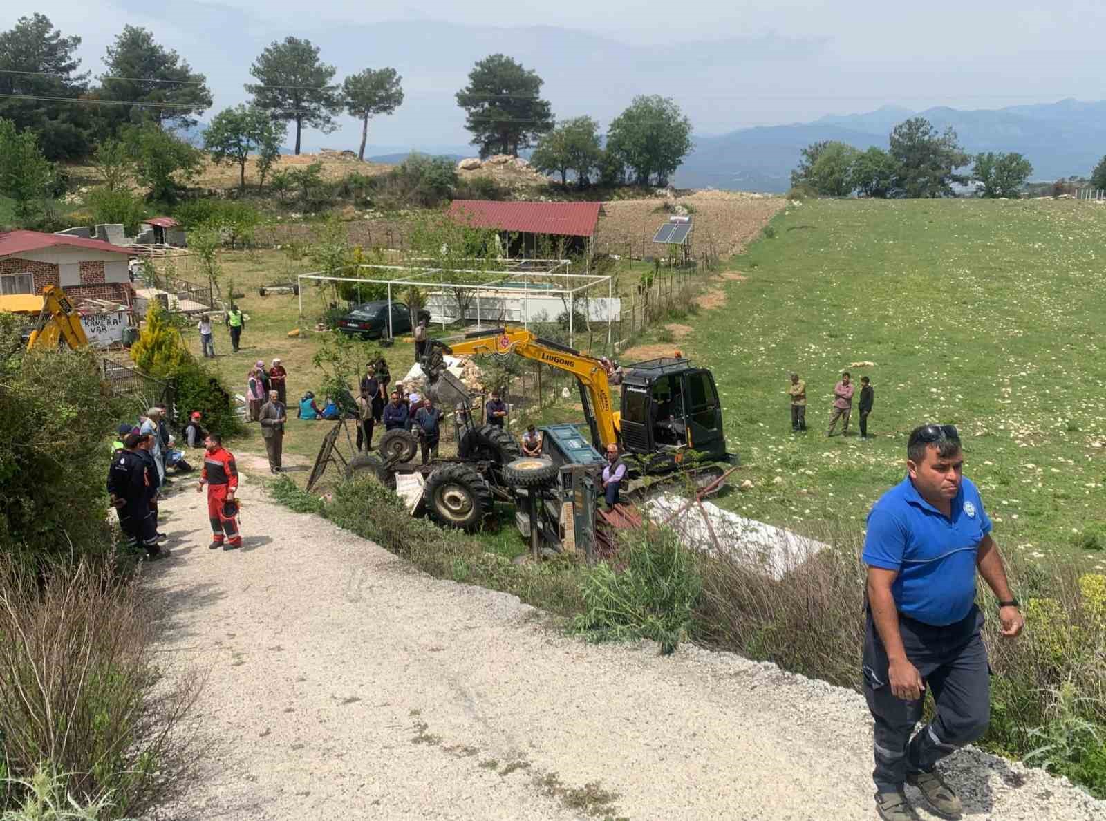 MUĞLA'NIN SEYDİKEMER İLÇESİNDE İNŞAAT MALZEMESİ TAŞIRKEN TRAKTÖRÜN DEVRİLMESİYLE SÜRÜCÜ HAYATINI