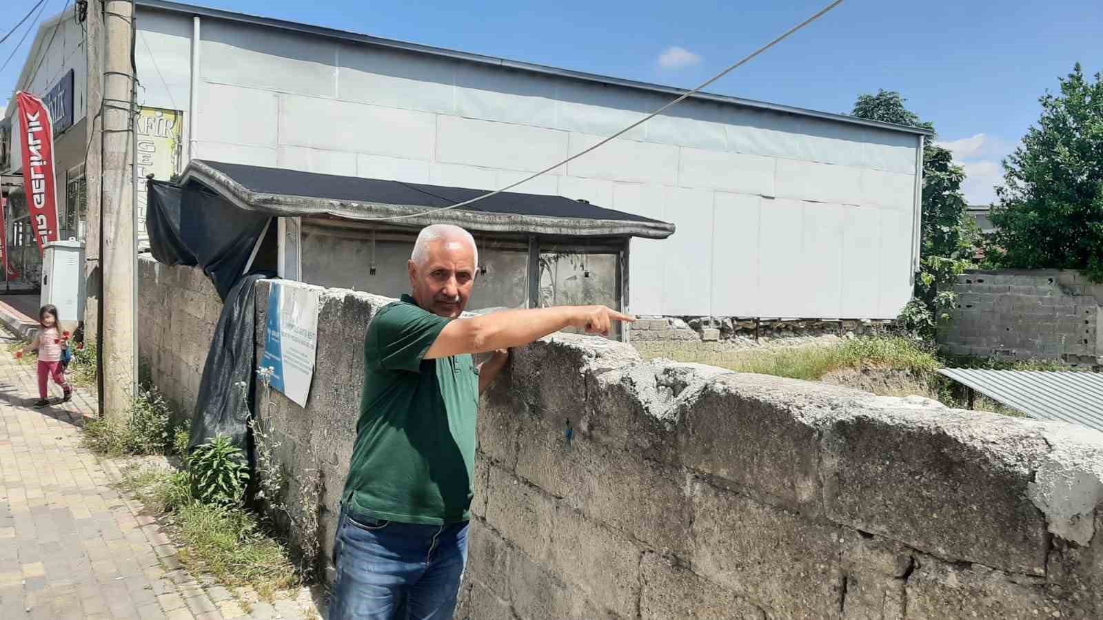 TARİHÇİ YAZAR CEZMİ YURTSEVER KADİRLİ İLÇESİNDE MOZAİKLİ ALANI GÖSTERİYOR