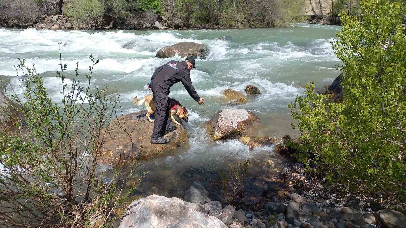 TUNCELİ VALİLİĞİ, İÇİNDE BULUNDUKLARI ARACIN MUNZUR ÇAYI’NA UÇMASI SONUCU KAYBOLAN