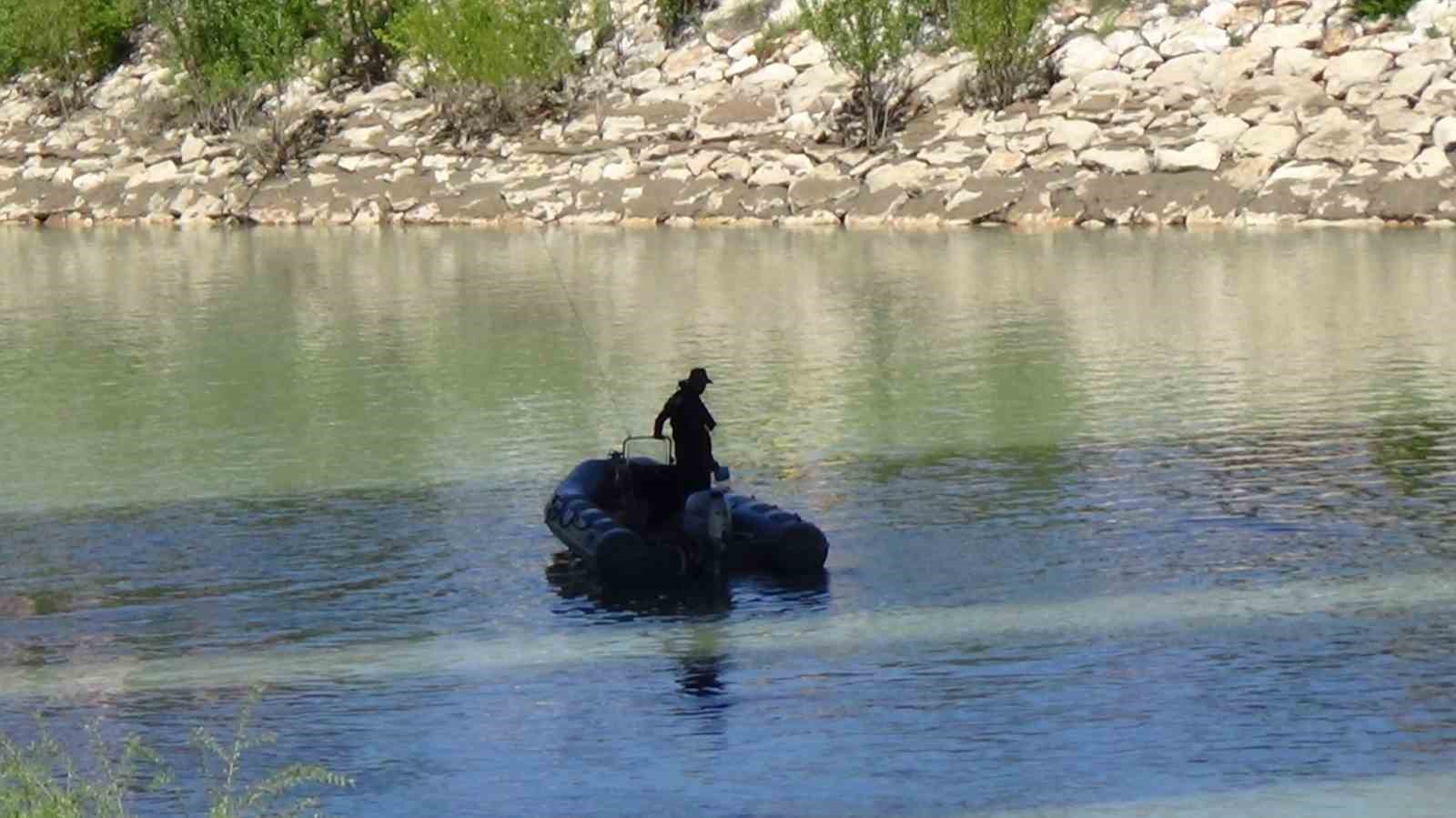 TUNCELİ’DE ARAÇLARININ MUNZUR ÇAYI’NA DÜŞMESİ SONUCU KAYBOLAN 3 GENCİ ARAMA
