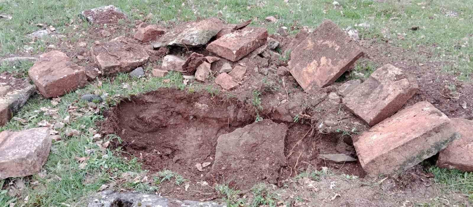 TUNCELİ’NİN PÜLÜMÜR İLÇESİNE BAĞLI SAĞLAMTAŞ KÖYÜNDE, TESCİLLİ KOÇBAŞLI MEZAR TAŞLARININ