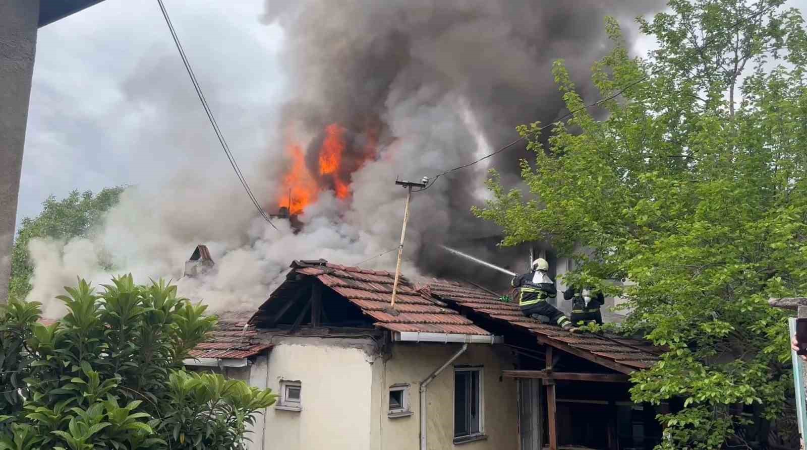 KARABÜK’TE 2 KATLI EVDE MUTFAK TÜPÜNÜN PATLAMASI SONUCU YANGIN ÇIKTI.