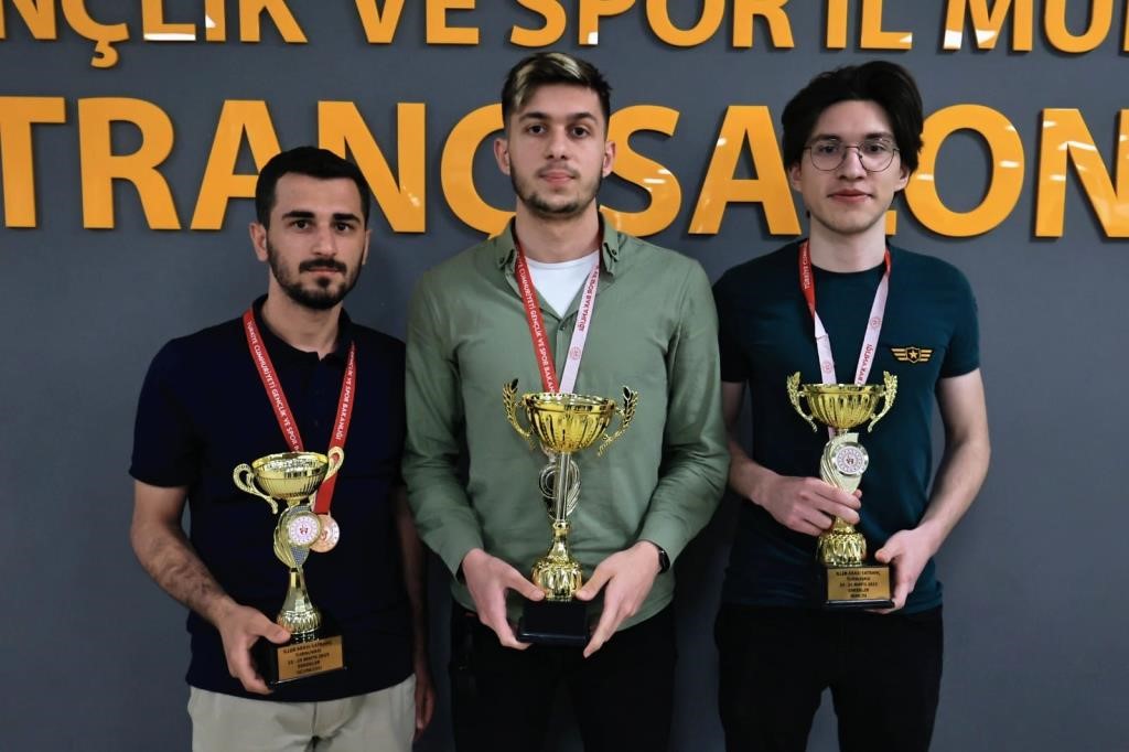 25 İLDEN 46 SPORCUNUN KATILDIĞI TURNUVADA ÖĞRENCİLER SUNGURALP ÖZÜ, HASAN