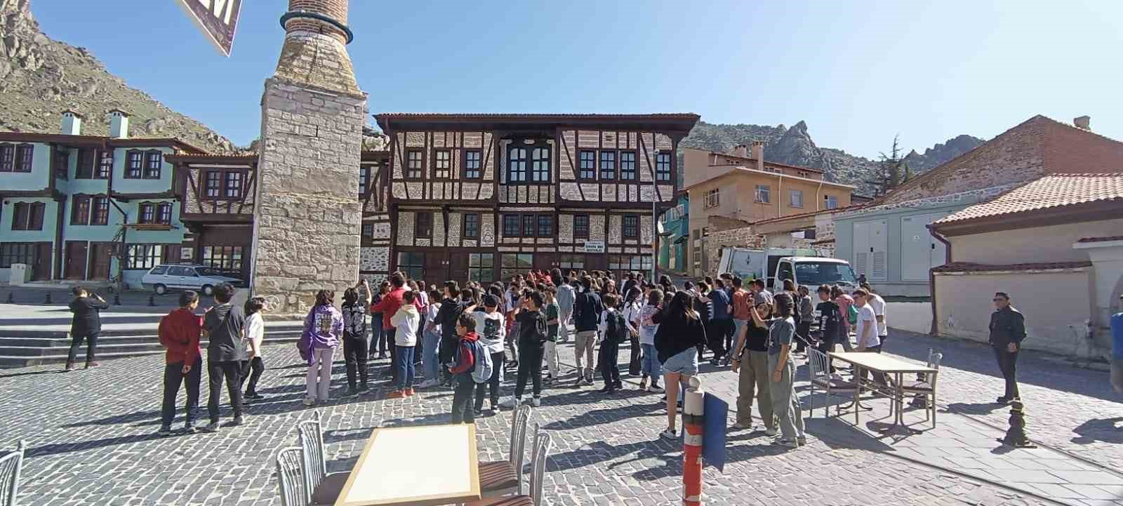 ESKİŞEHİR'İN SİVRİHİSAR İLÇESİ, SON ZAMANLARDA TURİSTLERİN İLGİ ODAĞI HALİNE GELDİ.