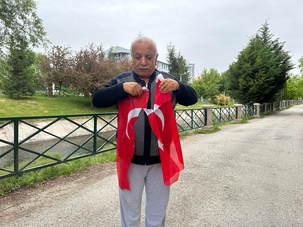 ESKİŞEHİR’DE YAŞAYAN DEPREMZEDE HÜSEYİN ALICI’NIN EVİNE YUMURTA ATILIP, BALKONUNA ASTIĞI