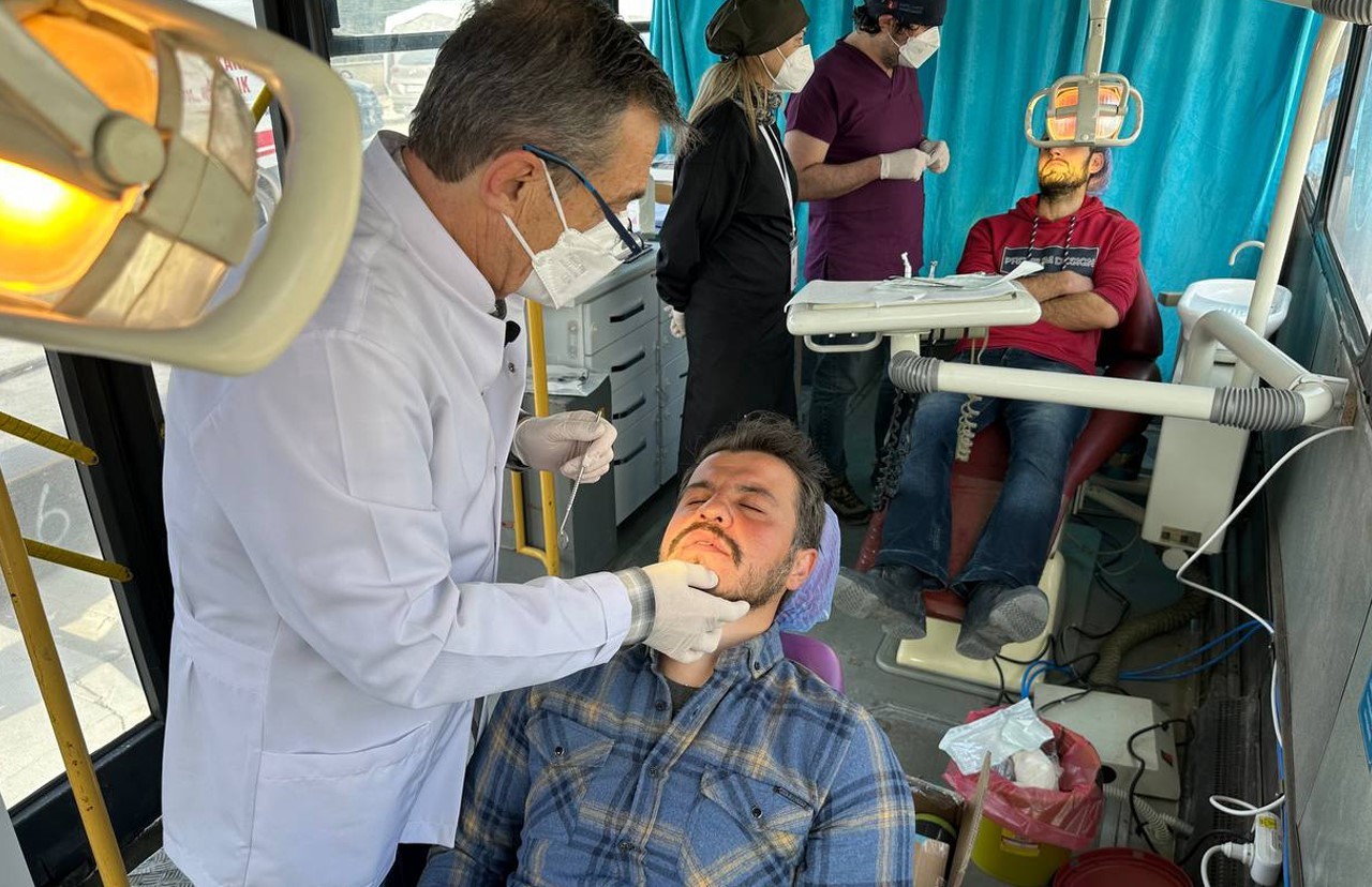 TEPEBAŞI BELEDİYESİ’NİN ÖNCÜLÜĞÜNDE DEPREM BÖLGESİNE GÖNDERİLEN MOBİL DİŞ KLİNİĞİ ARACI