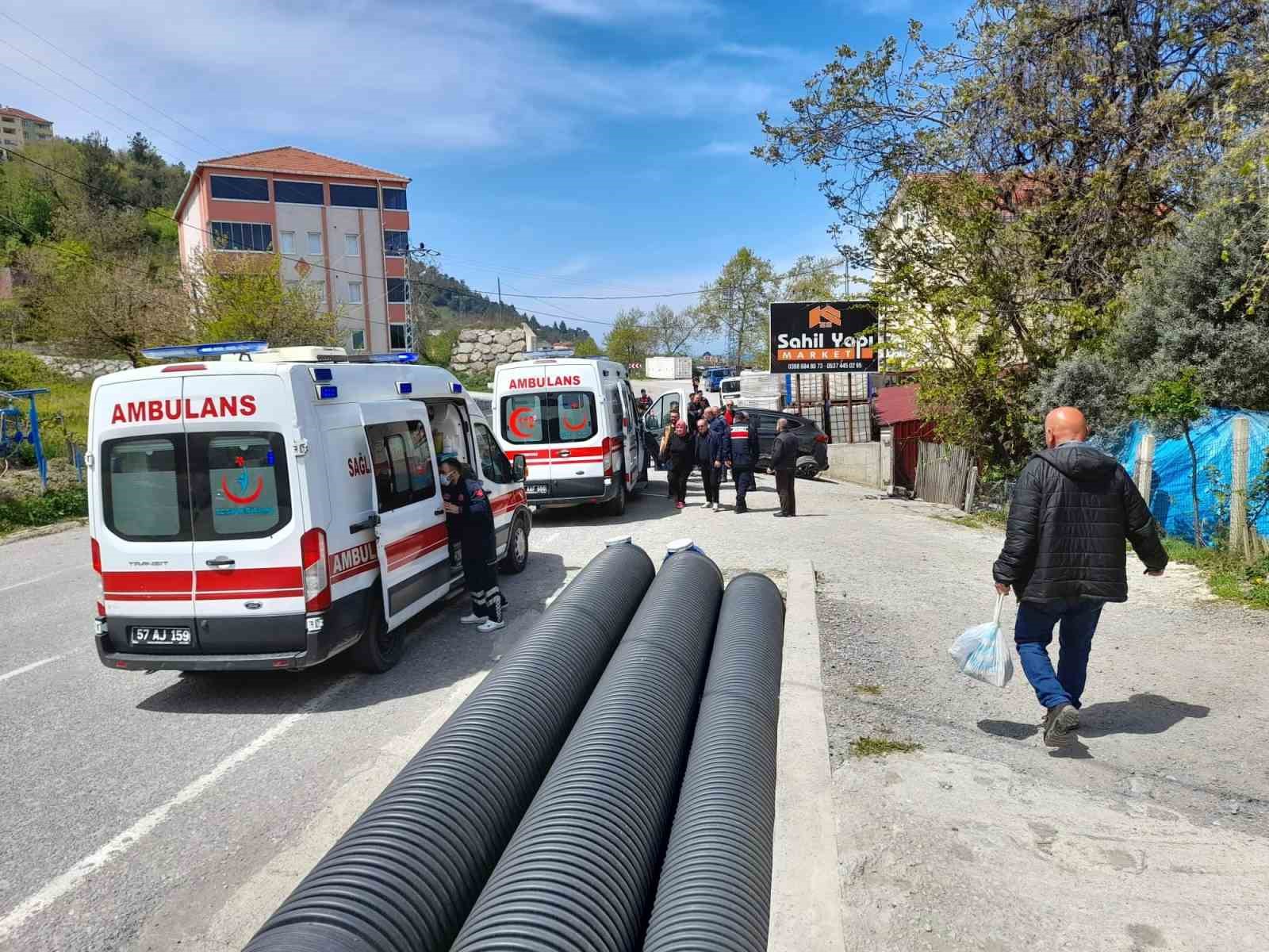 TÜRKELİ'DE İKİ OTOMOBİL ÇARPIŞTI: 3 YARALI TÜRKELİ-ÇATALZEYTİN KARAYOLU DIRBAT MEVKİSİNDE