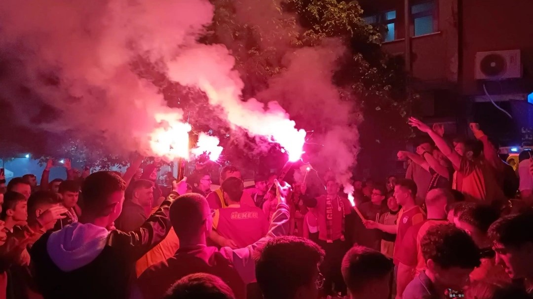 TÜRKELİ'DE GALATASARAY TARAFTARLARI ŞAMPİYONLUĞU KUTLADI GALATASARAY’IN ŞAMPİYONLUĞUNU İLAN ETMESİNİN ARDINDAN