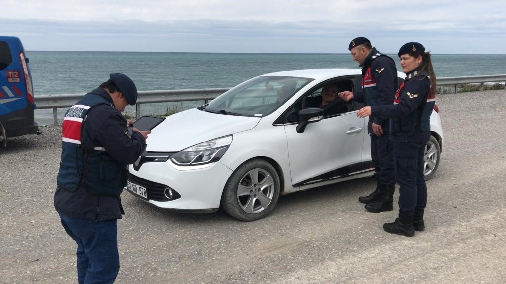 TÜRKELİ'DE ÖZEL BİREYLERLE YOL KONTROLÜ TÜRKELİ İLÇE JANDARMA KOMUTANLIĞI, ÖZEL