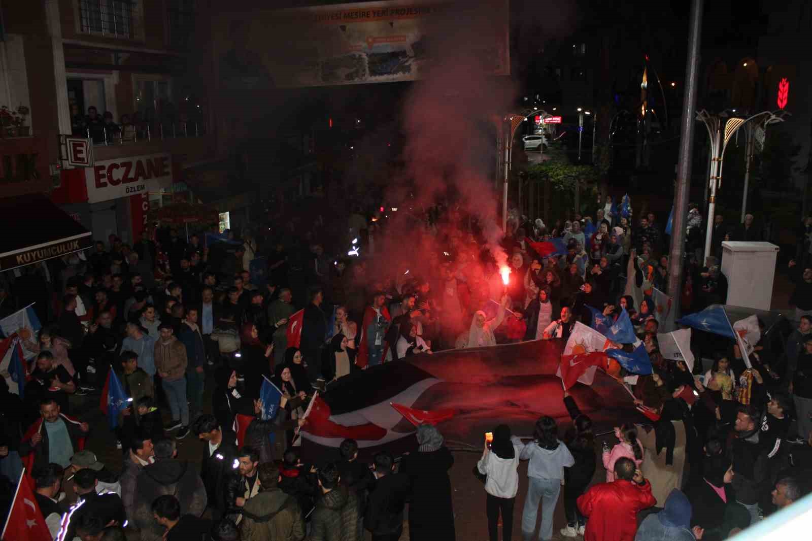 TÜRKELİLİLER, ERDOĞAN'IN ZAFERİNİ KUTLADI SİNOP'UN TÜRKELİ İLÇESİNDE, SEÇİM SONUÇLARININ NETLEŞMESİNİN