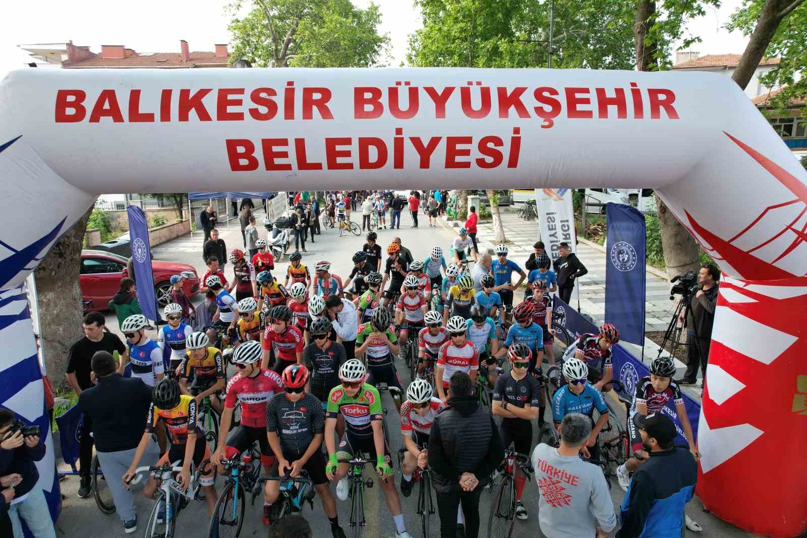 Türkiye Kupası yol bisiklet yarışları Sındırgı’da başladı