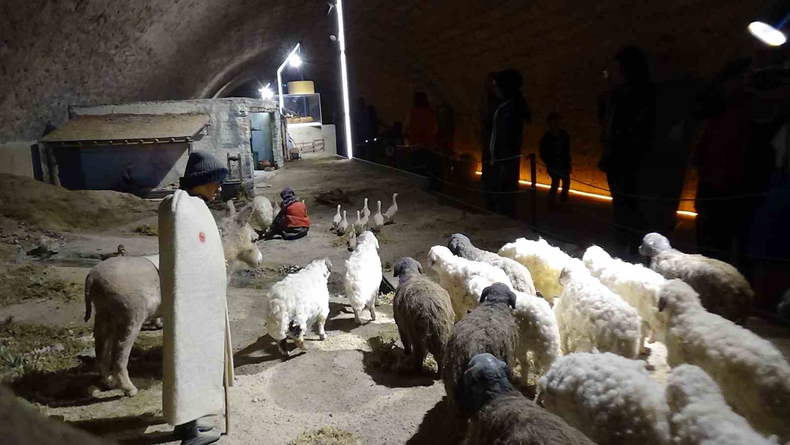 TÜRKİYE'NİN İLK VE TEK MÜZESİ'NE YOĞUN İLGİ(KARS-İHA)