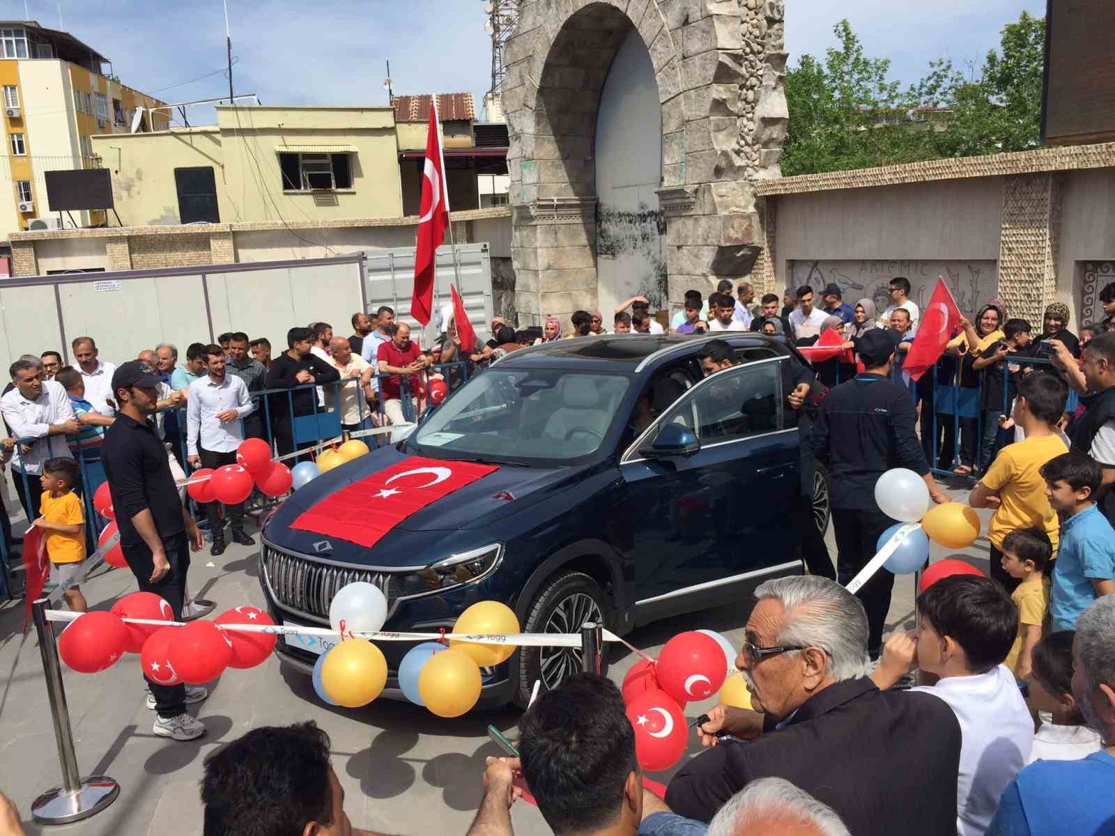 TÜRKİYE’NİN OTOMOBİLİ TOGG HATAY’IN ERZİN İLÇESİ CUMHURİYET MEYDANI’NDA GÖRÜCÜYE ÇIKTI.