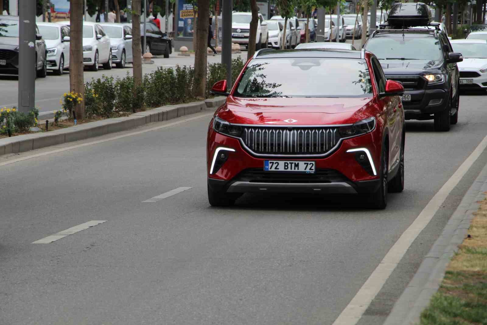 TÜRKİYE’NİN YERLİ OTOMOBİLİ TOGG BATMAN’DA ŞEHİR TURUNDAN SONRA VATANDAŞLARLA BULUŞTU.