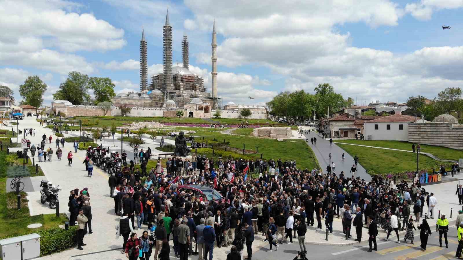 TÜRKİYE'NİN YERLİ OTOMOBİLİ TOGG, SELİMİYE MEYDANINDA YOĞUN İLGİ GÖRDÜ