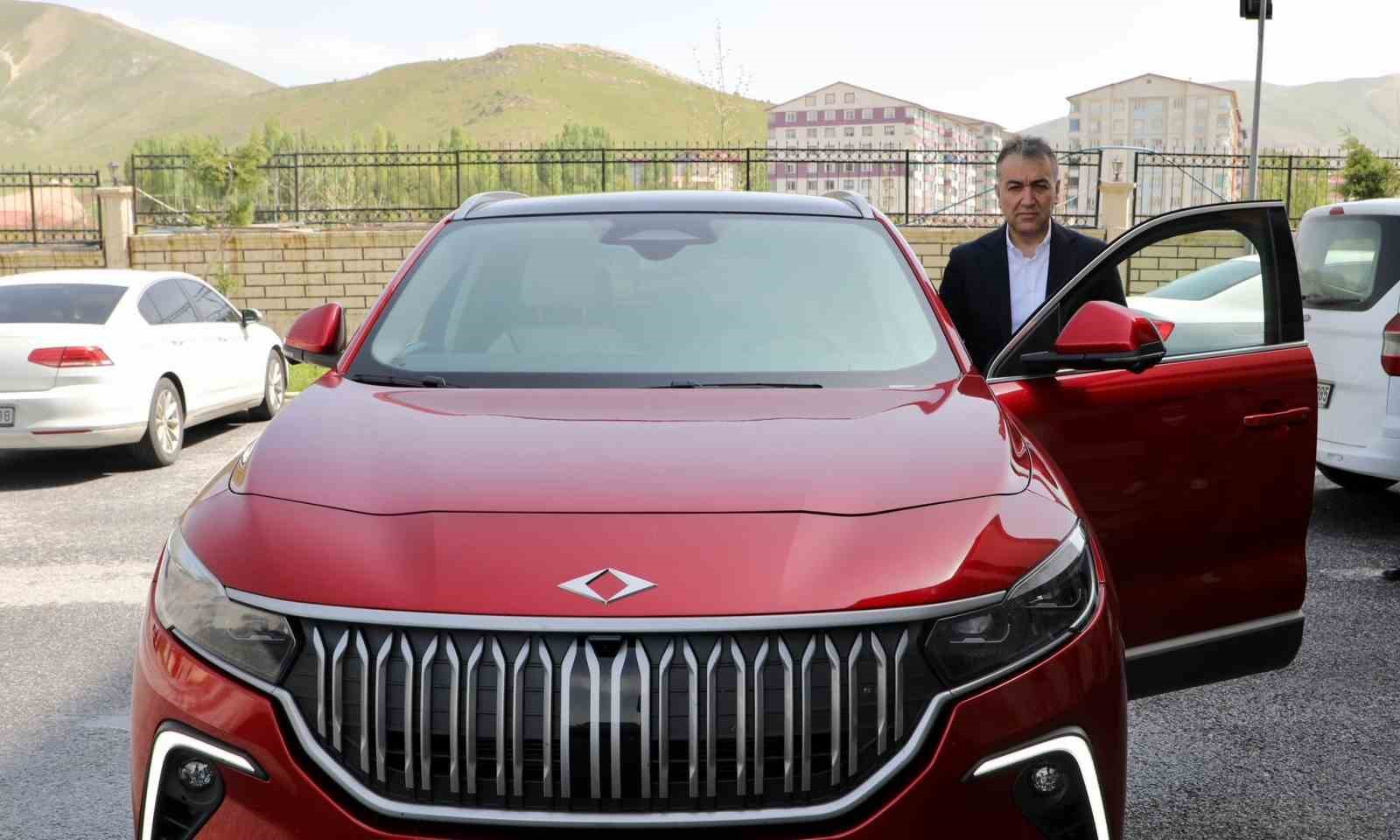 BİTLİS’E GETİRİLEN TÜRKİYE’NİN YERLİ VE MİLLİ OTOMOBİLİ TOGG, VATANDAŞLAR TARAFINDAN